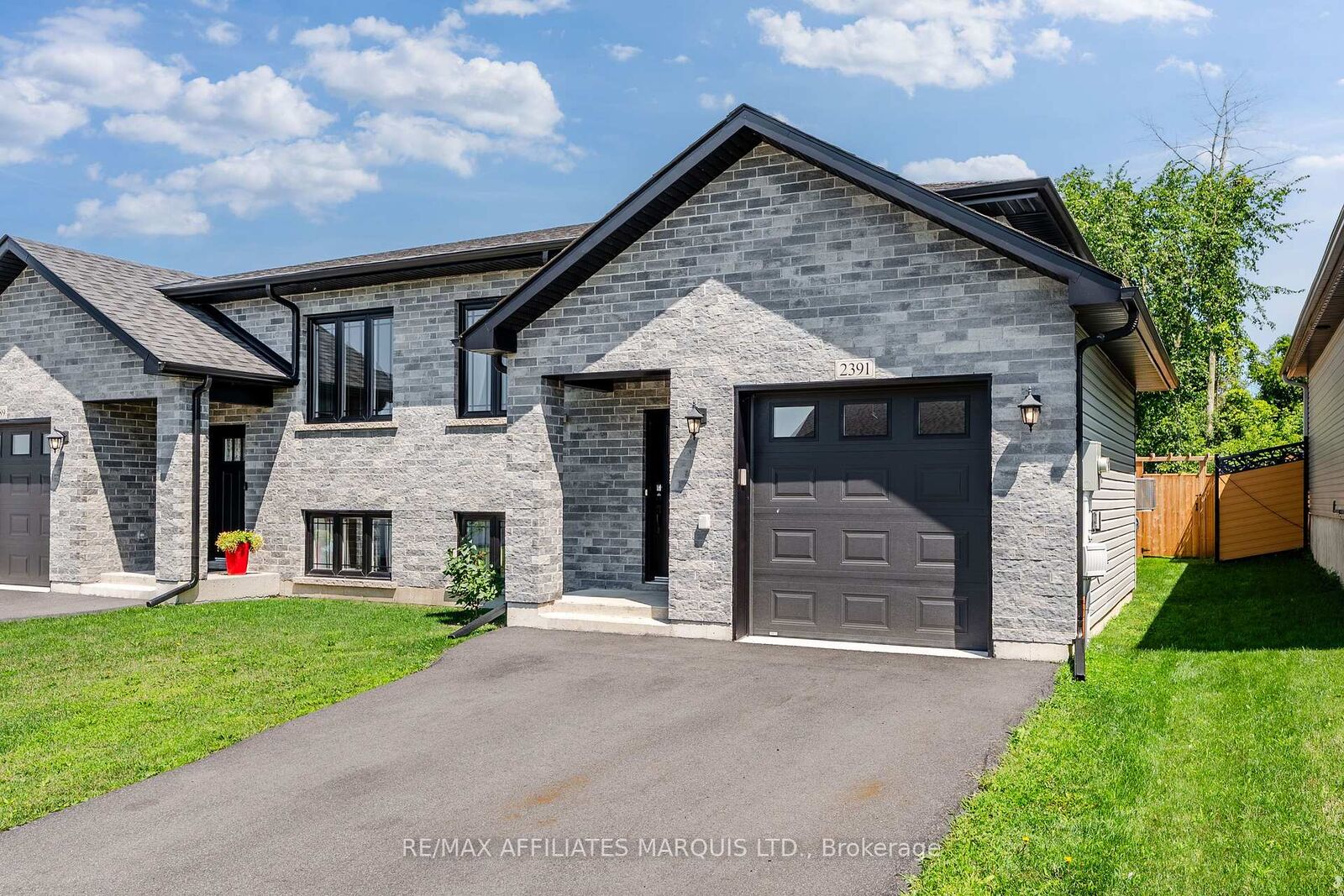 Property Photo: 2391 Watson Crescent ON K6H 0H8