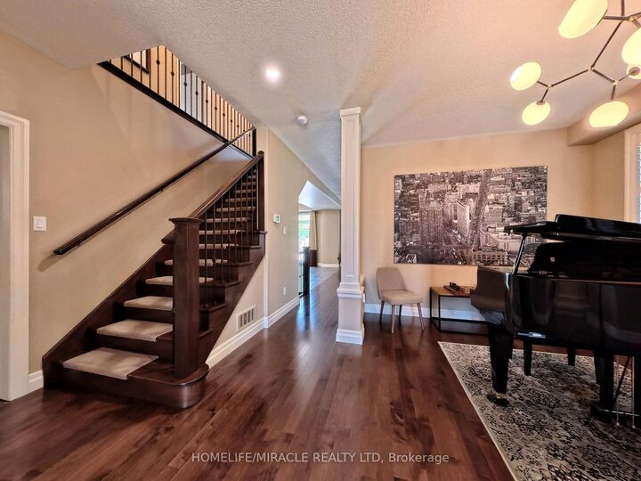 Property Photo: 913 Valebrook Court ON N2A 0E5