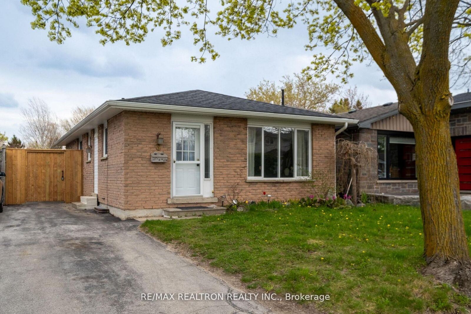 Property Photo:  8 Courtice Crescent  ON L9Y 4G1 