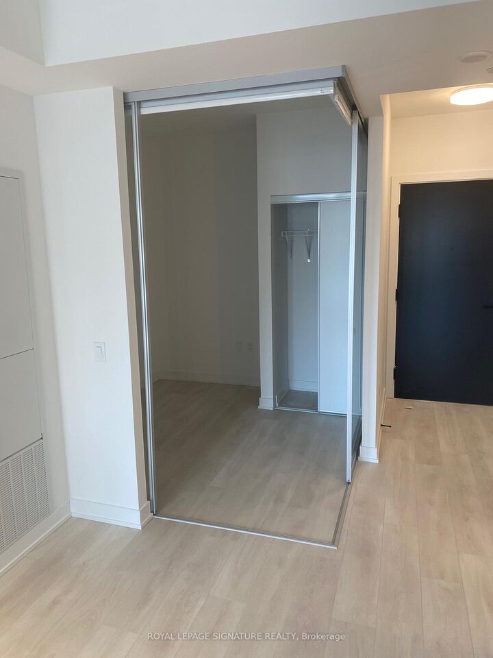 Property Photo: 117 Broadway Avenue 1407 ON M4P 1V3