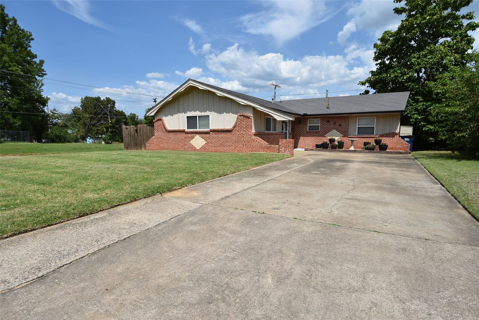 Property Photo:  924 Cherokee Street  OK 74868 