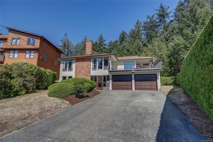 Property Photo: 162 Sir Lancelot Pl BC V9T 4K4