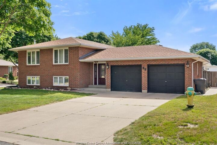 Property Photo: 36 Cherrywood ON N8H 4Z9