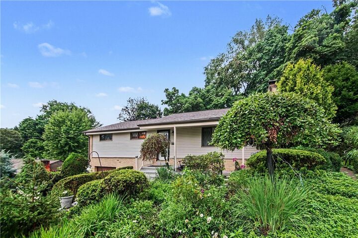 Property Photo: 405 Peters Dr PA 15116