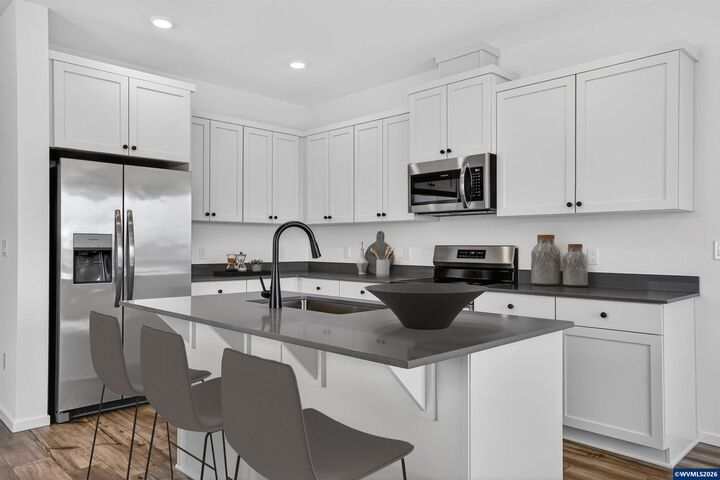 Property Photo:  1084 Drake Ln  OR 97071 