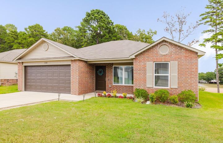 Property Photo: 1320 Meadows Drive AR 72019