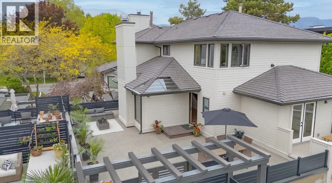 Property Photo: 414 West Avenue 11 BC V1Y 4Z2
