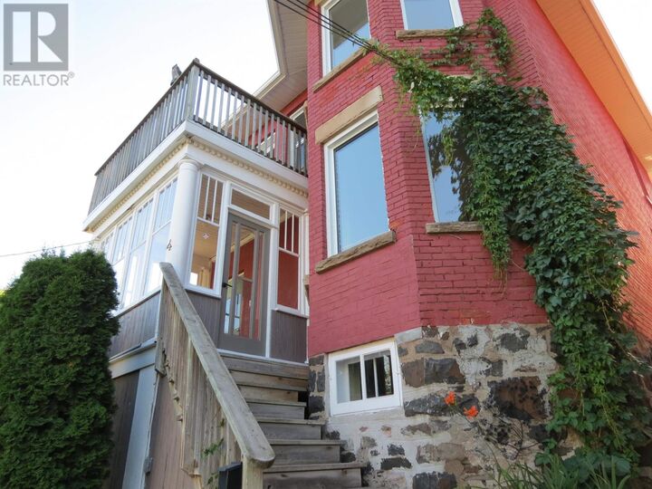 Property Photo:  4 Crown St  ON P7B 3J6 