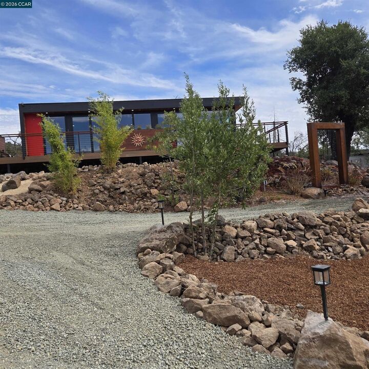Property Photo: 139 Oak St CA 94574