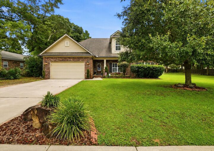 Property Photo: 638 NE Country Club Avenue FL 32547