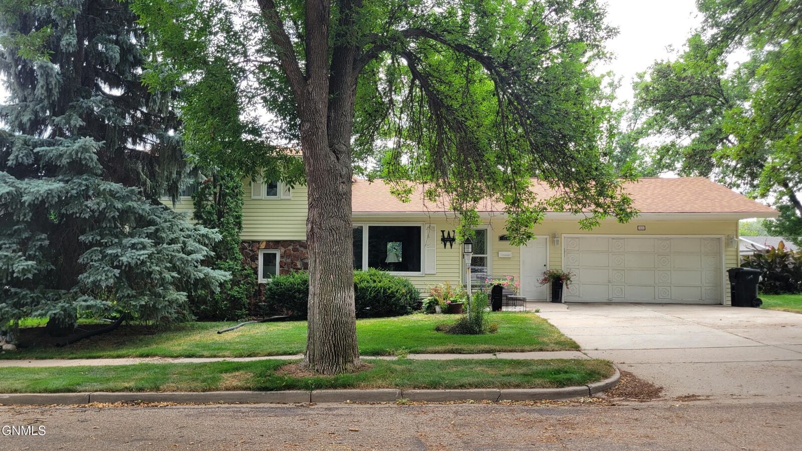 Property Photo: 103 Redstone Drive ND 58503