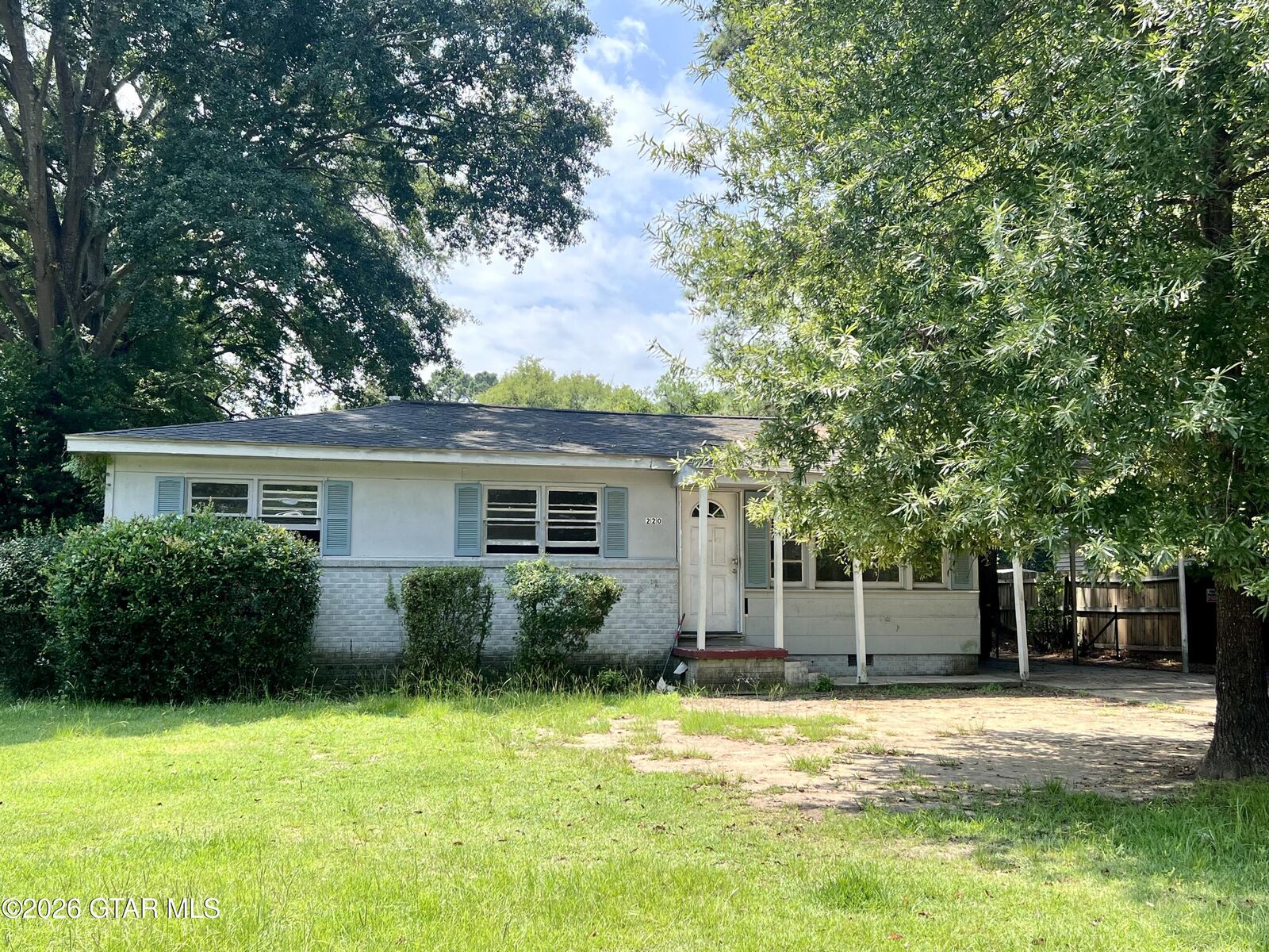 Property Photo: 220 Robinwood Circle MS 39702
