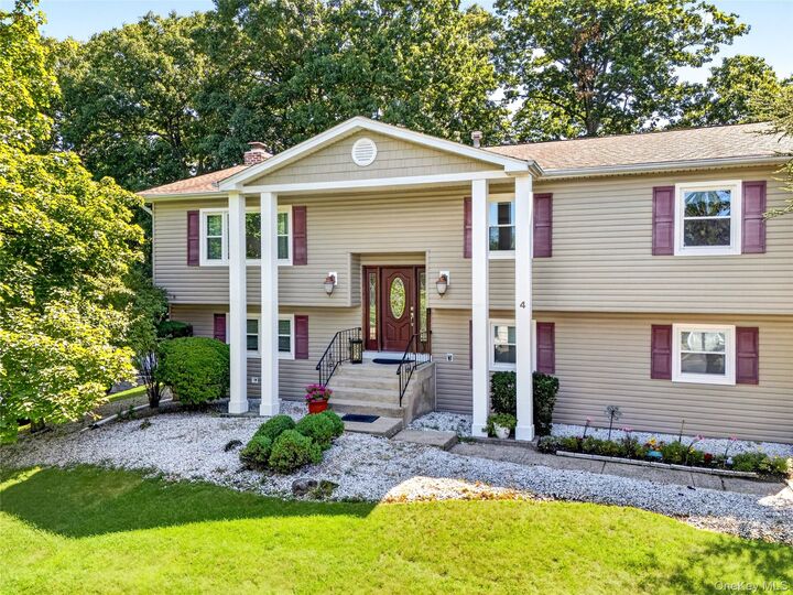 Property Photo:  4 Rockridge Drive  NY 10984 