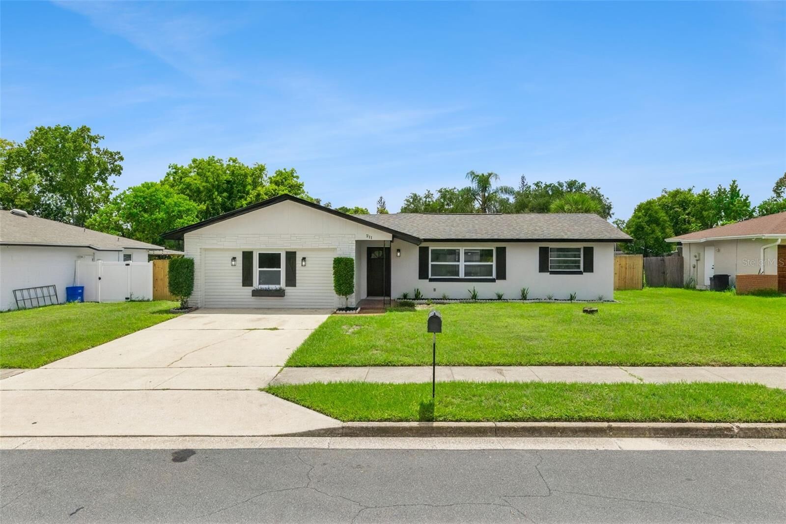 Property Photo: 211 Melissa Court FL 32773