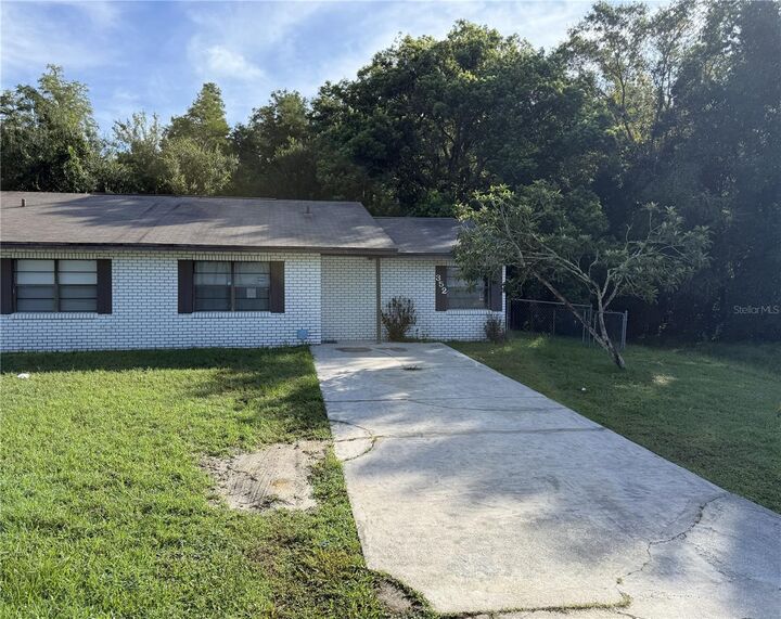 Property Photo:  352 Cocoa Court  FL 34758 