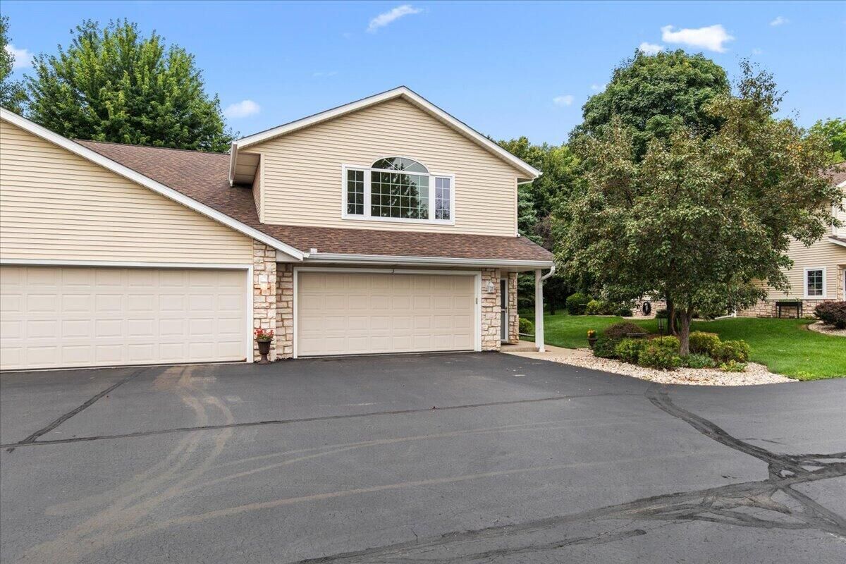 Property Photo: 2465 Country Creek Cir WI 53095