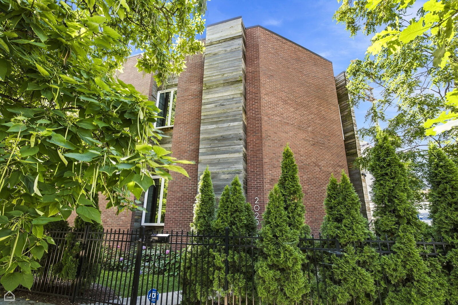 Property Photo:  2029 W George Street  IL 60618 