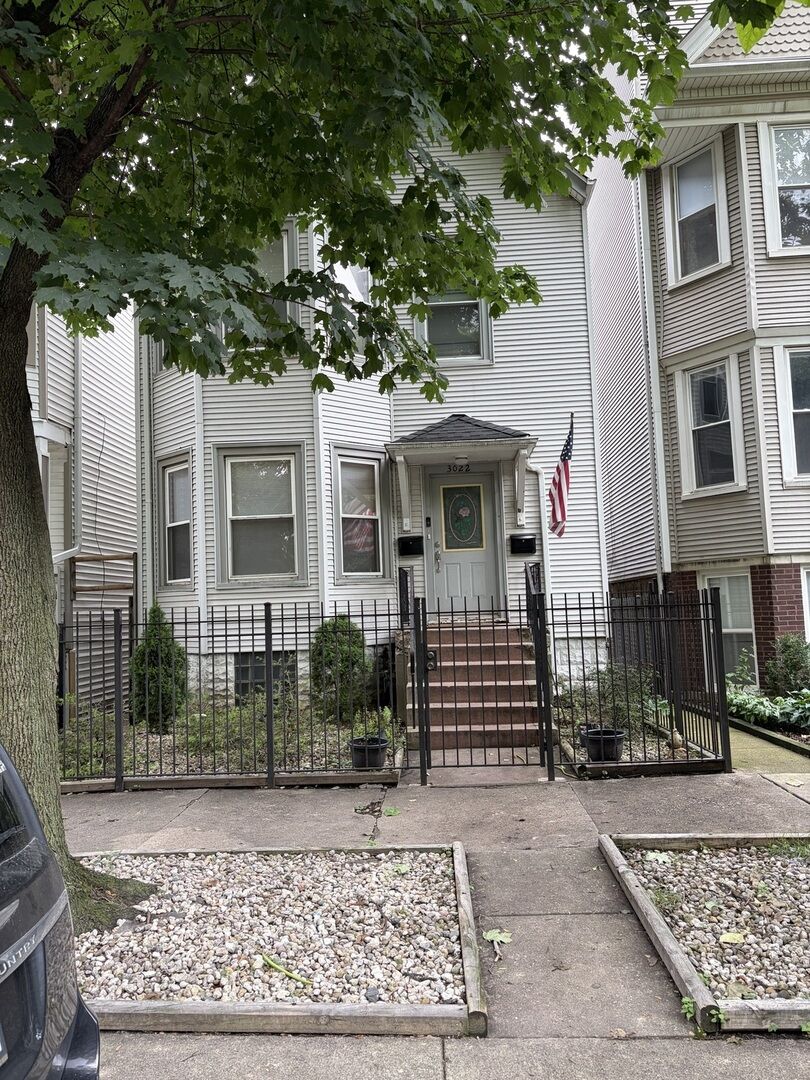 Property Photo:  3022 N Hoyne Avenue 1  IL 60618 