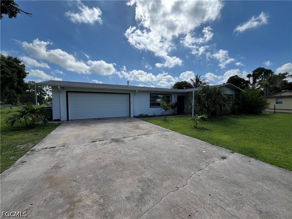 Property Photo:  2031 Maravilla Circle  FL 33901 