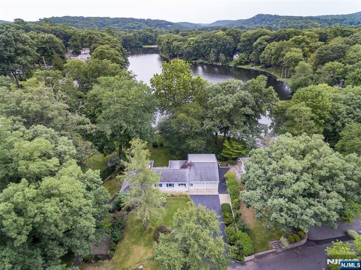 Property Photo:  23 Cabot Lane  NJ 07405 