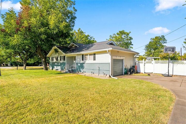 Property Photo:  200 N Bordon Street  TX 76655 