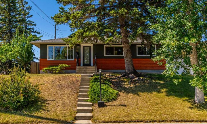 Property Photo: 81 White Oak Crescent SW AB T3C 3J9