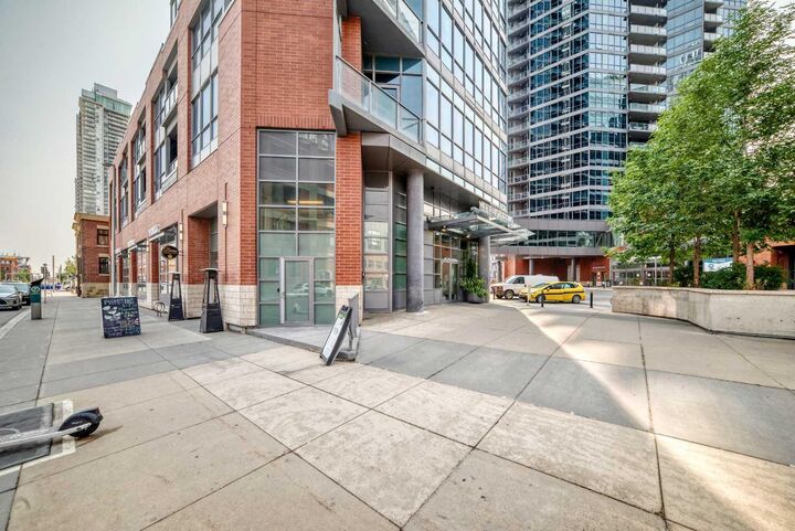 Property Photo: 225 11 Avenue SE 1806 AB T2G 0G3