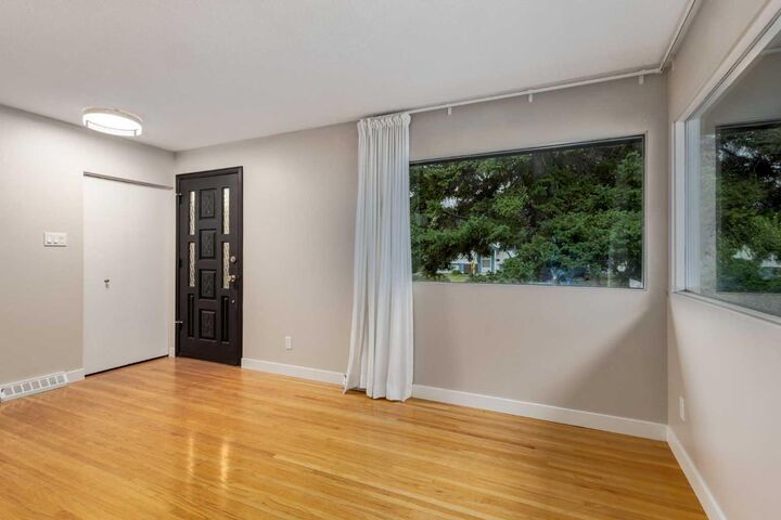 Property Photo: 30 Hutton Place SW AB T2V 3B6