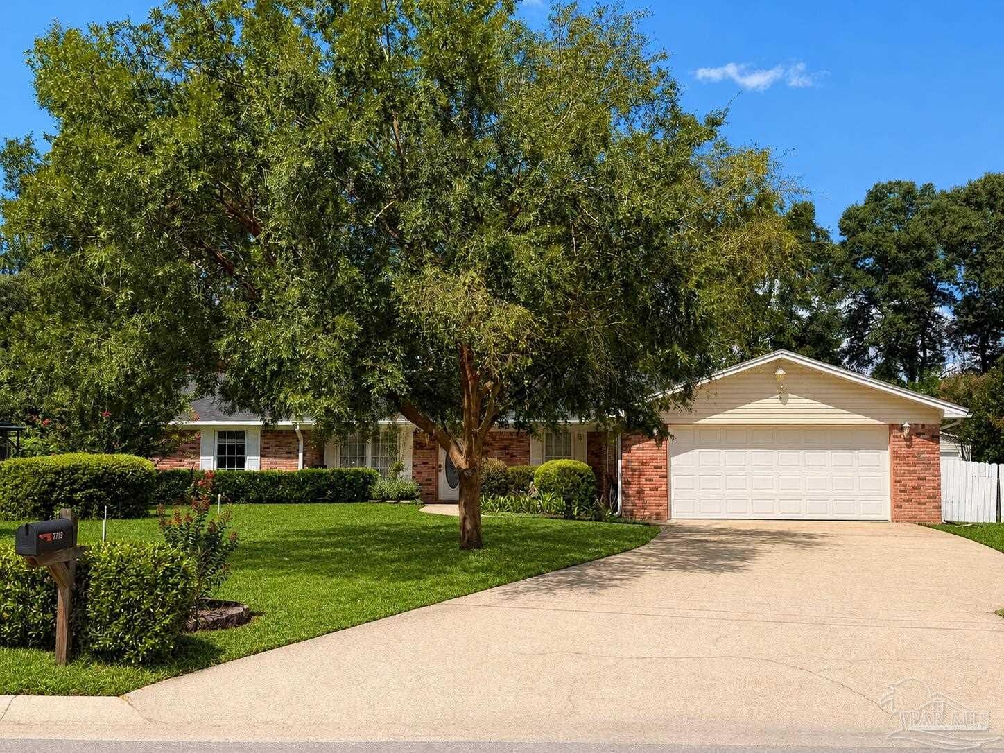 Property Photo: 7719 Brandywood Dr FL 32526