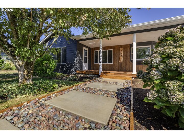 Property Photo: 352 SW 6th Ave OR 97013