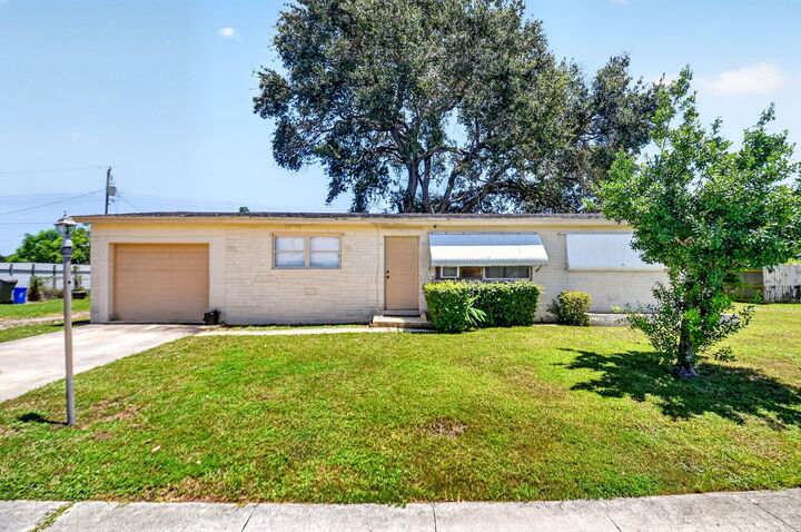 Property Photo: 1572 Woodland Avenue FL 33415