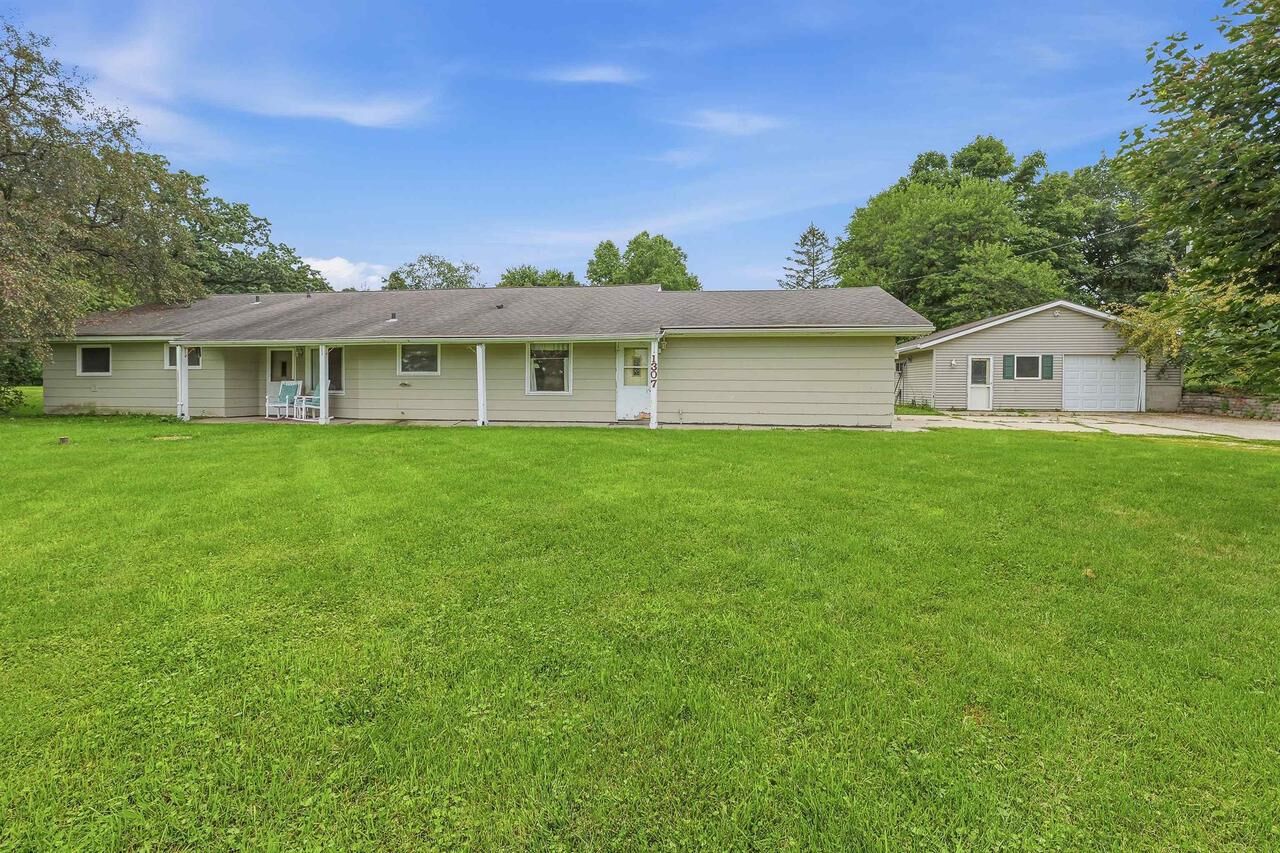 Property Photo: 1307 E Lake Street WI 53032