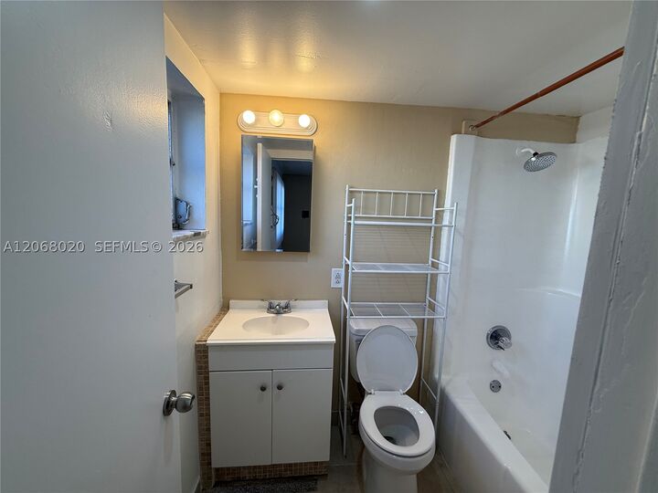 Property Photo:  5168 NE 6th Ave 407  FL 33334 