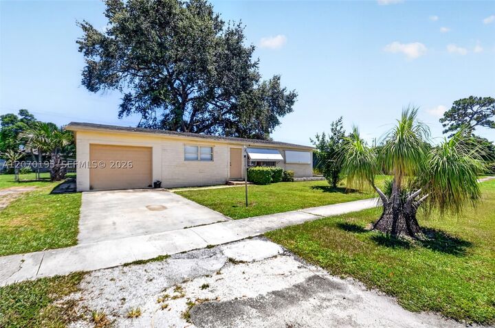 Property Photo:  1572 Woodland Ave  FL 33415 