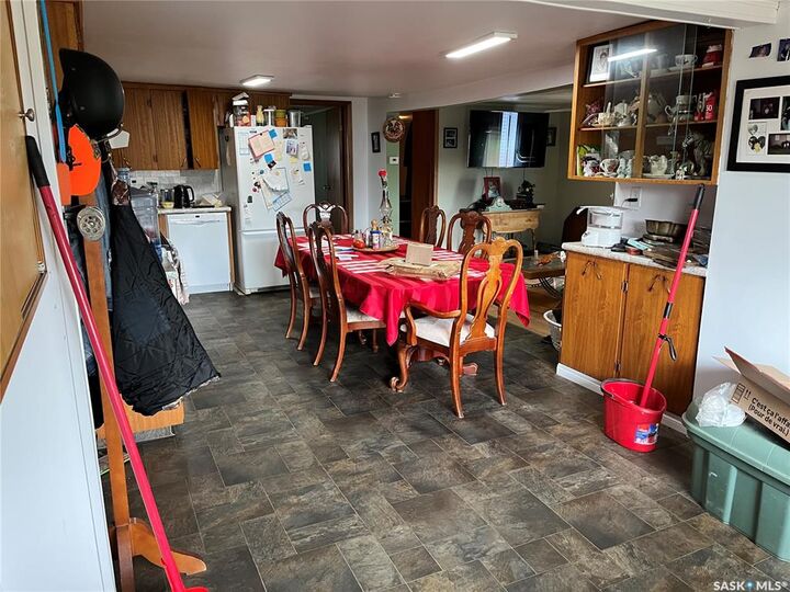 Property Photo:  9 2nd Street E  SK S0H 4K0 