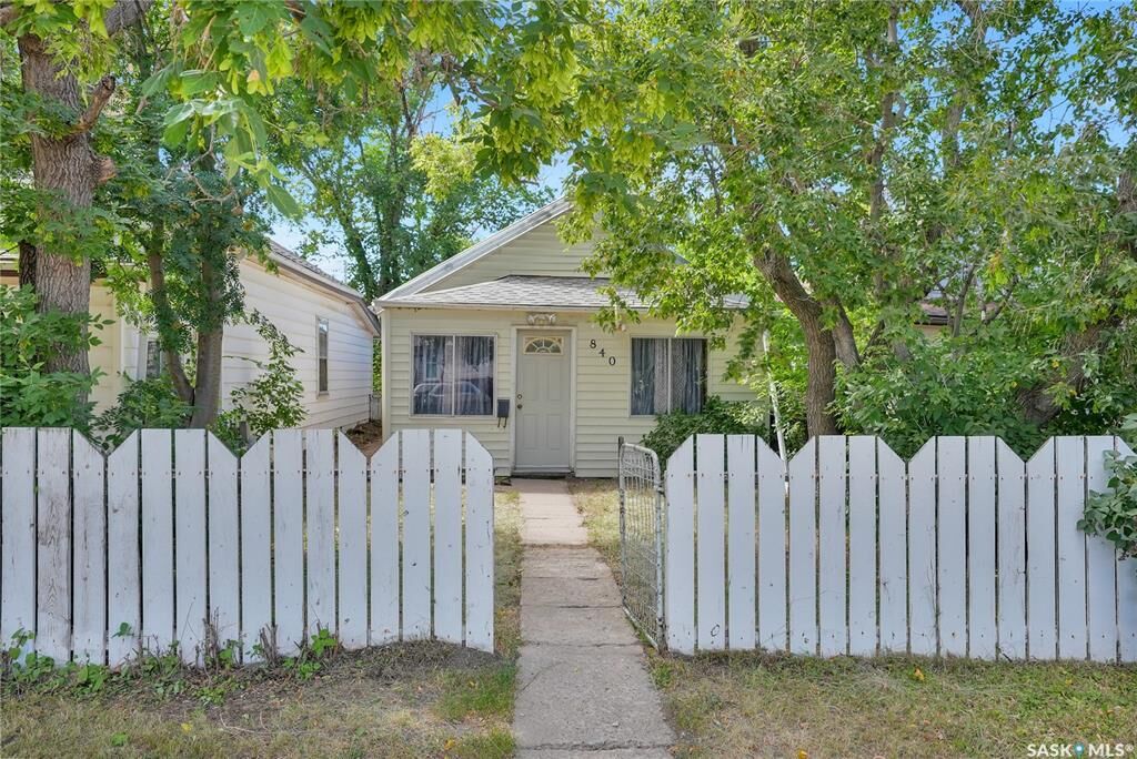 Property Photo: 840 Grey Avenue SK S6H 1N1