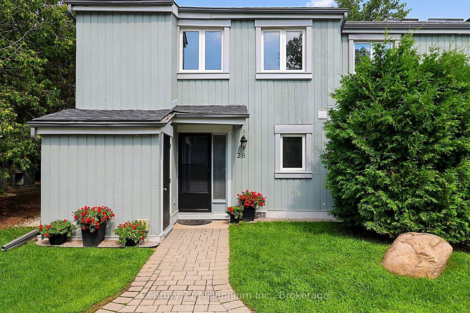 Property Photo: 127 Fairway Crescent 28 ON L9Y 5B4