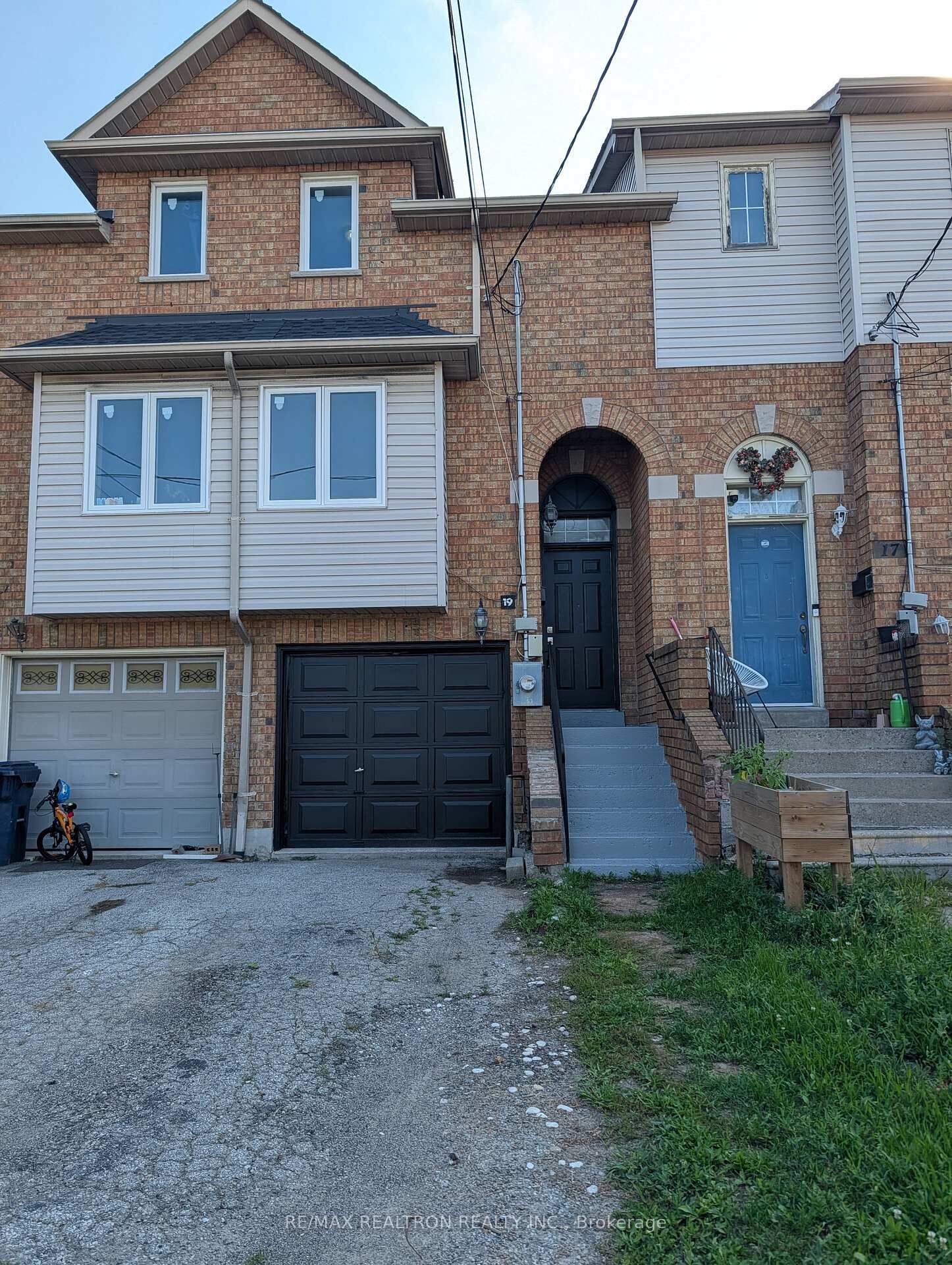 Property Photo:  