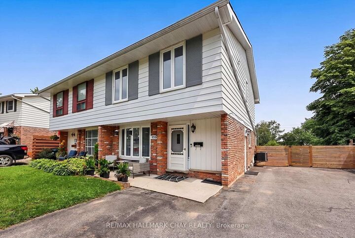 Property Photo: 133 Daphne Crescent ON L4M 2Y7