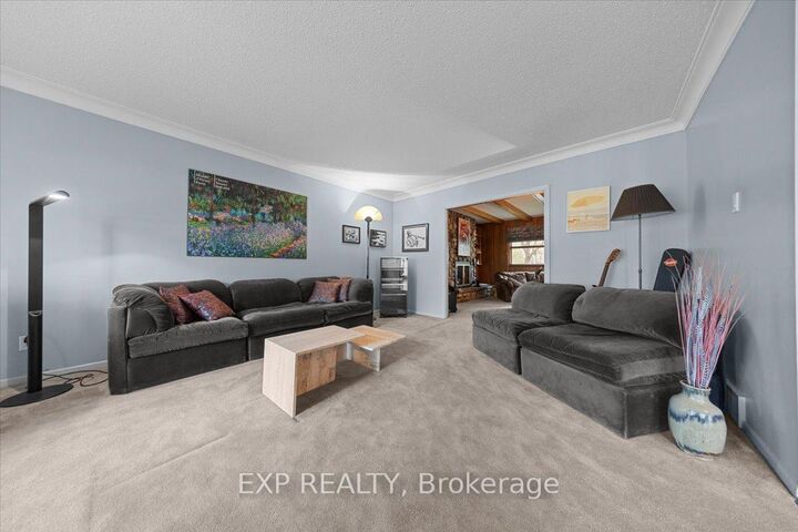 899 Dresden Crescent — photo 1
