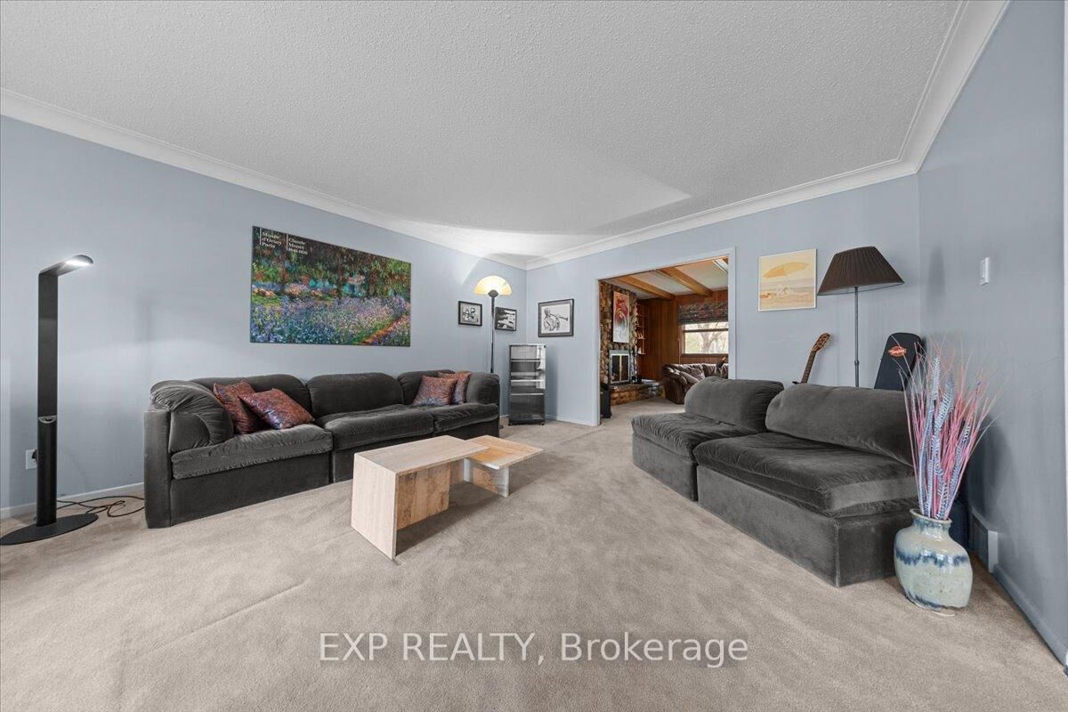 Property Photo: 899 Dresden Crescent ON K2B 5H8