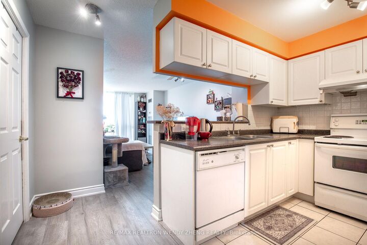 Property Photo: 28 Olive Avenue 208 ON M2N 7E6