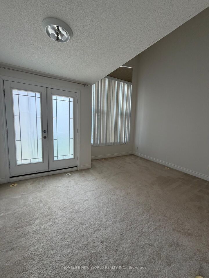 Property Photo: 426 Kenneth Avenue 3 ON M2N 4W3