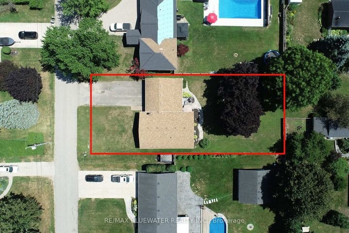 Property Photo:  290 Anna Street  ON N0M 2K0 