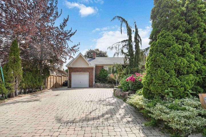 Photo de la propriété:  11 Duval Drive  ON M6L 2J9 
