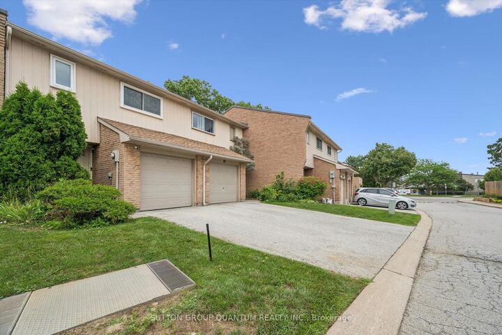 Property Photo: 1558 Lancaster Drive 69 ON L6H 2Z4