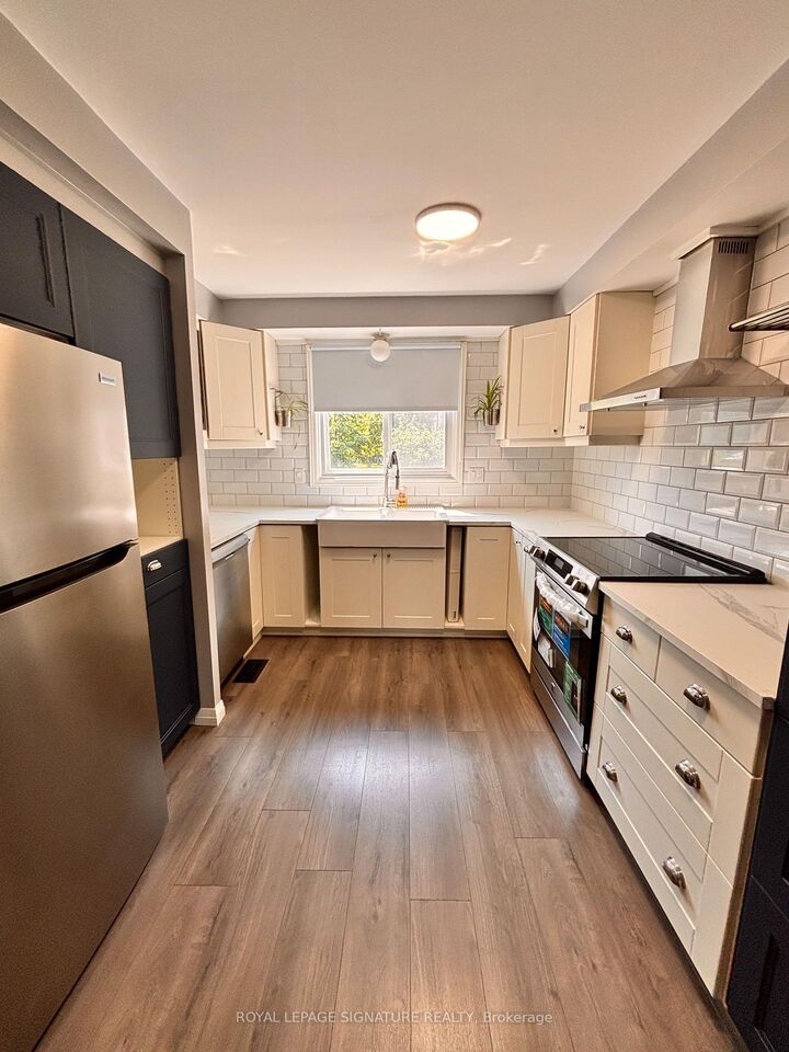 Property Photo: 41 Nadia Place 35 ON L6H 1K1