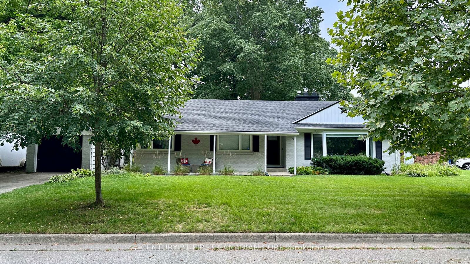 Property Photo: 33 Braemar Crescent ON N6H 2X2