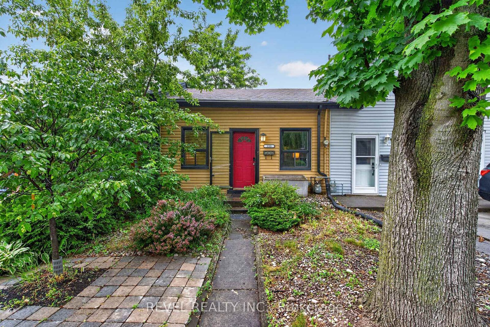 Property Photo:  153 Ferrie Street E  ON L8L 3T4 