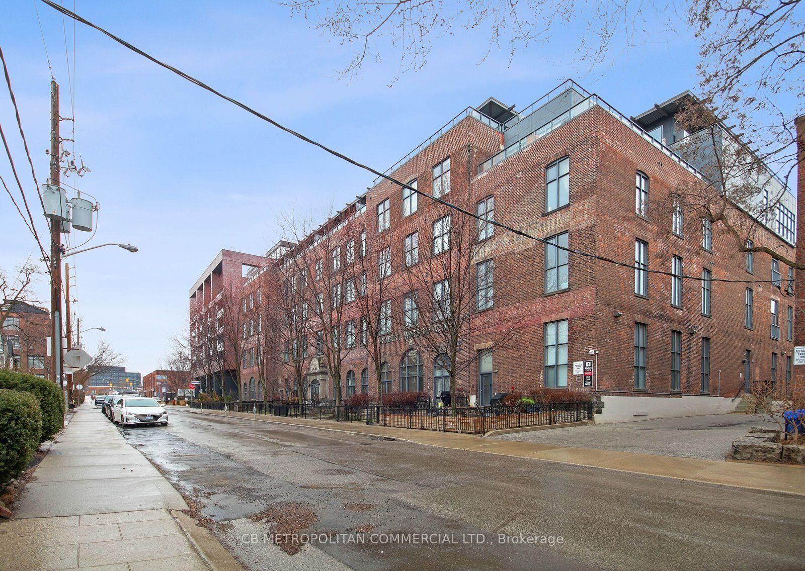 Property Photo: 363 Sorauren Avenue 405 ON M6R 3C2